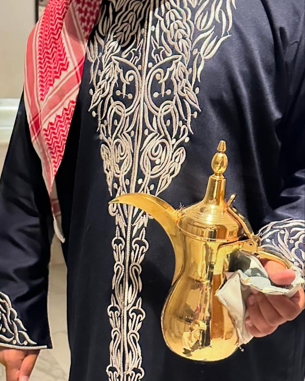 قهوجي الرياض.. لمسة الضيافة الأصيلة في قلب العاصمة
